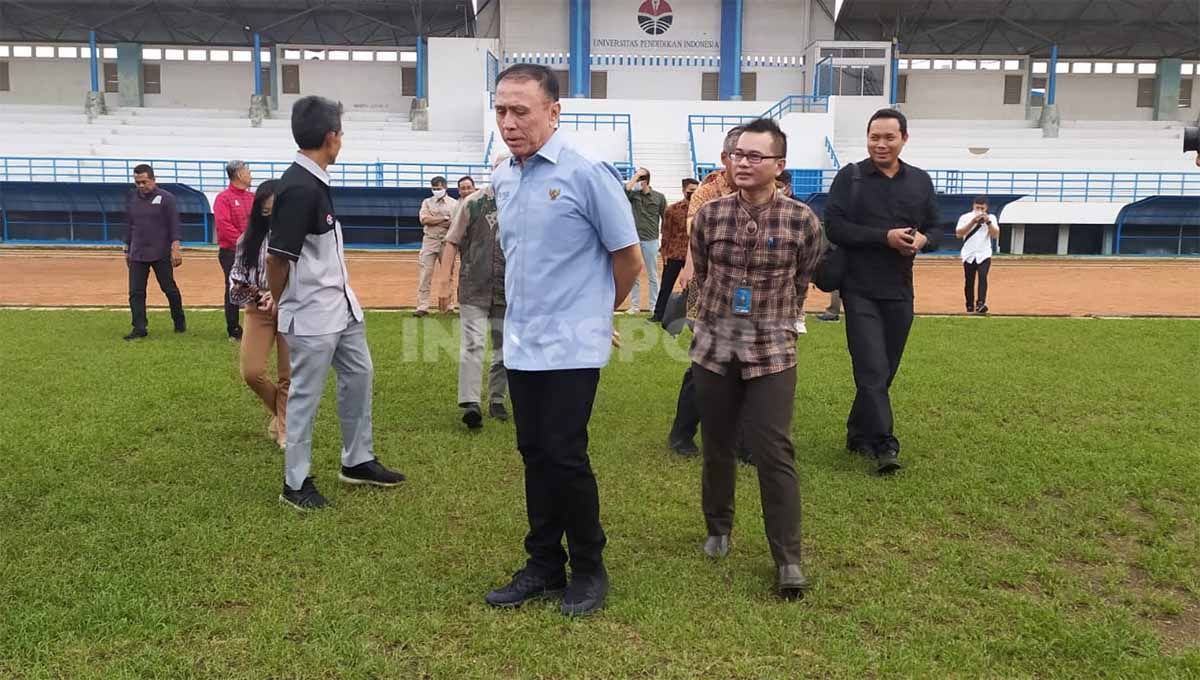 Ketua Umum PSSI, Mochamad Iriawan, meninjau Lapangan sepakbola UPI, Kota Bandung, yang akan dijadikan tempat training center (TC) Timnas Indonesia, Senin (13/06/22). Copyright: © Arif Rahman/Indosport.com