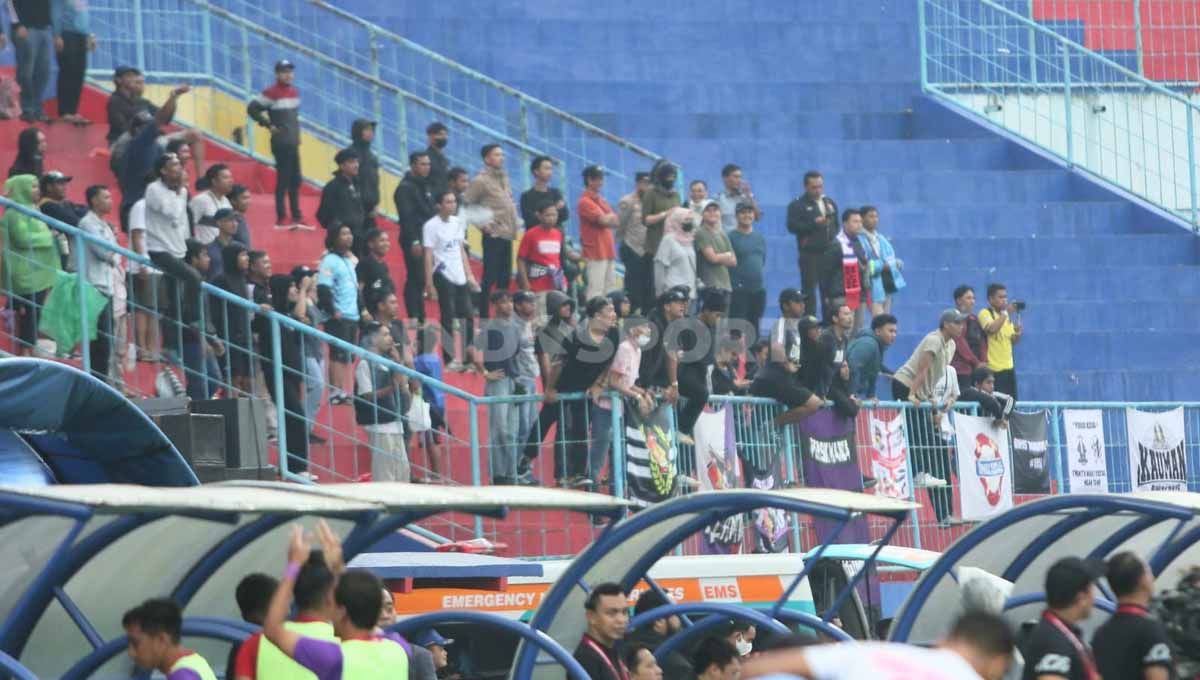 Persik Mania turut hadir di Stadion Kanjuruhan. Foto: Ian Setiawan/Indosport.com Copyright: © Ian Setiawan/Indosport.com