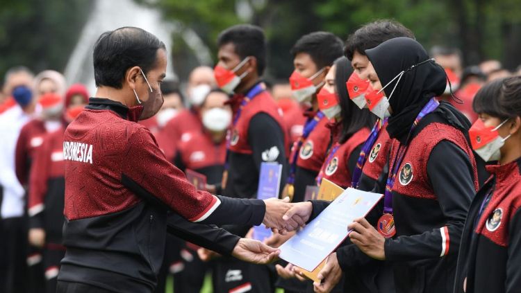 Presiden Jokowi memberikan bonus kepada atlet SEA Games 2021 di Istana Merdeka, Jakarta, Senin (13/06/22). Foto: Lukas/Biro Pers Sekretariat Pres Copyright: © Lukas/Biro Pers Sekretariat Pres