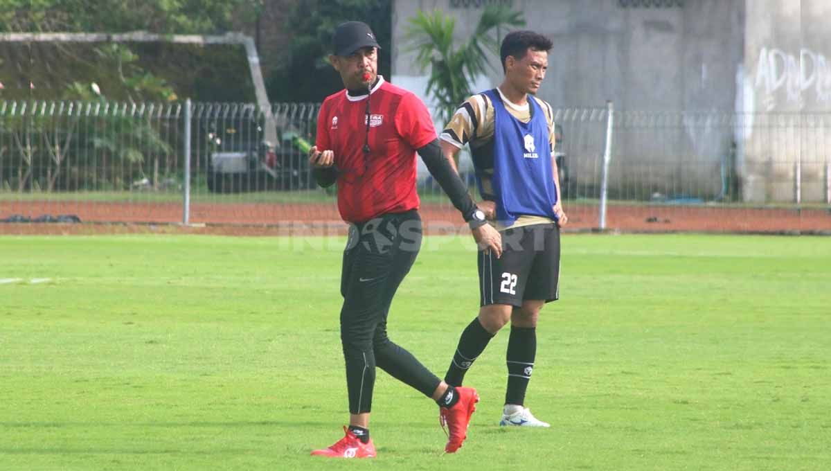 Skuad Dewa United tetap menjalani latihan rutin, meski Liga 1 Indonesia tengah dihentikan sementara hingga akhir November. Foto: Nofik Lukman Hakim/Indosport.com Copyright: © Nofik Lukman Hakim/Indosport.com