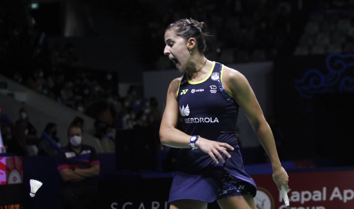 Tunggal putri ranking 5 dunia, Carolina Marin, dapat kado pahit di ulang tahunnya ke-29. Tak lain karena kandasnya dia di babak 16 besar Indonesia Open 2022. Copyright: © Herry Ibrahim/INDOSPORT