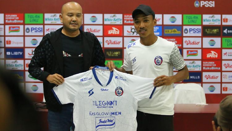 Arema FC resmi memperkenalkan Arkhan Fikri sebagi pemain baru Copyright: © INDOSPORT/Ian Setiawan