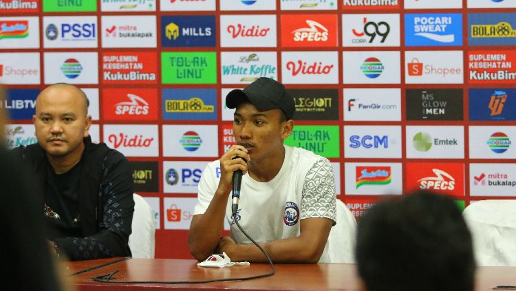 Arkhan Fikri Diperkenalkan sebagi pemain baru Arema FC Copyright: © INDOSPORT/Ian Setiawan