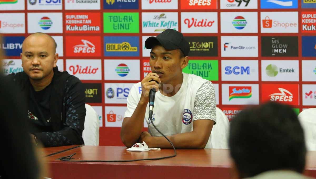 Ali Rifki (manajer tim) perkenalkan Arkhan Fikri sebagai pemain baru Arema FC. Foto: Ian Setiawan/Football265.com Copyright: © Ian Setiawan/Football265.com