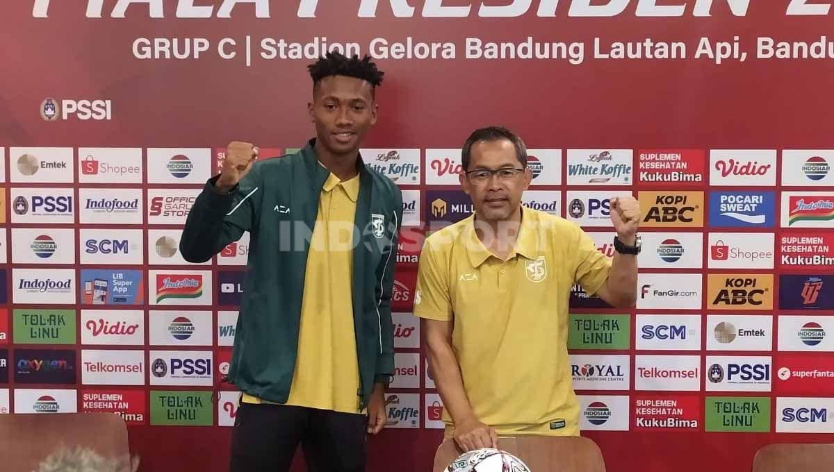 Pelatih Persebaya, Aji Santoso (kanan) bersama pemainnya Alta Ballah (kiri) saat konferensi pers di Graha Persib Jalan Sulanjana, Kota Bandung, Kamis (16/06/22), jelang lawan Persib. Foto: Arif Rahman/Indosport.com Copyright: © Arif Rahman/Indosport.com