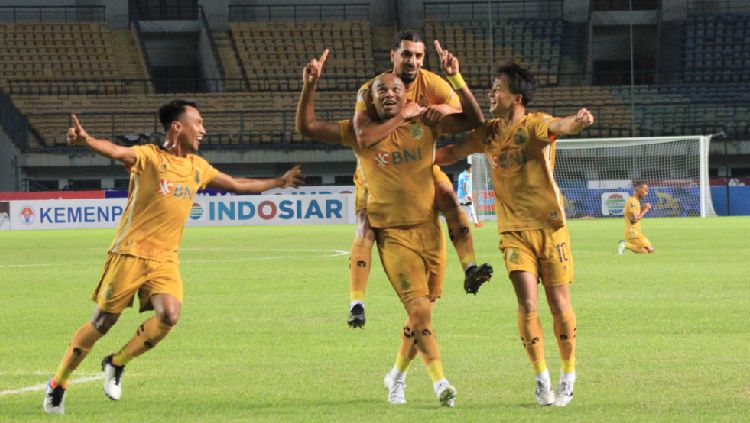 Bek Bhayangkara FC, Anderson Salles bersama rekan-rekannya merayakan golnya ke gawang Bali United, pada pertandingan Grup C Turnamen Pramusim Piala Presiden 2022 di Stadion GBLA, Kota Bandung, Kamis (16-06-22) Copyright: © INDOSPORT/Arif Rahman
