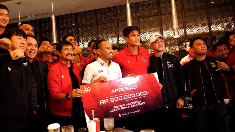 Bonus dari Presiden Arema FC, Gilang Widya untuk Timnas Indonesia atas keberhasilan lolos ke Piala Asia 2023. Copyright: © Arema FC