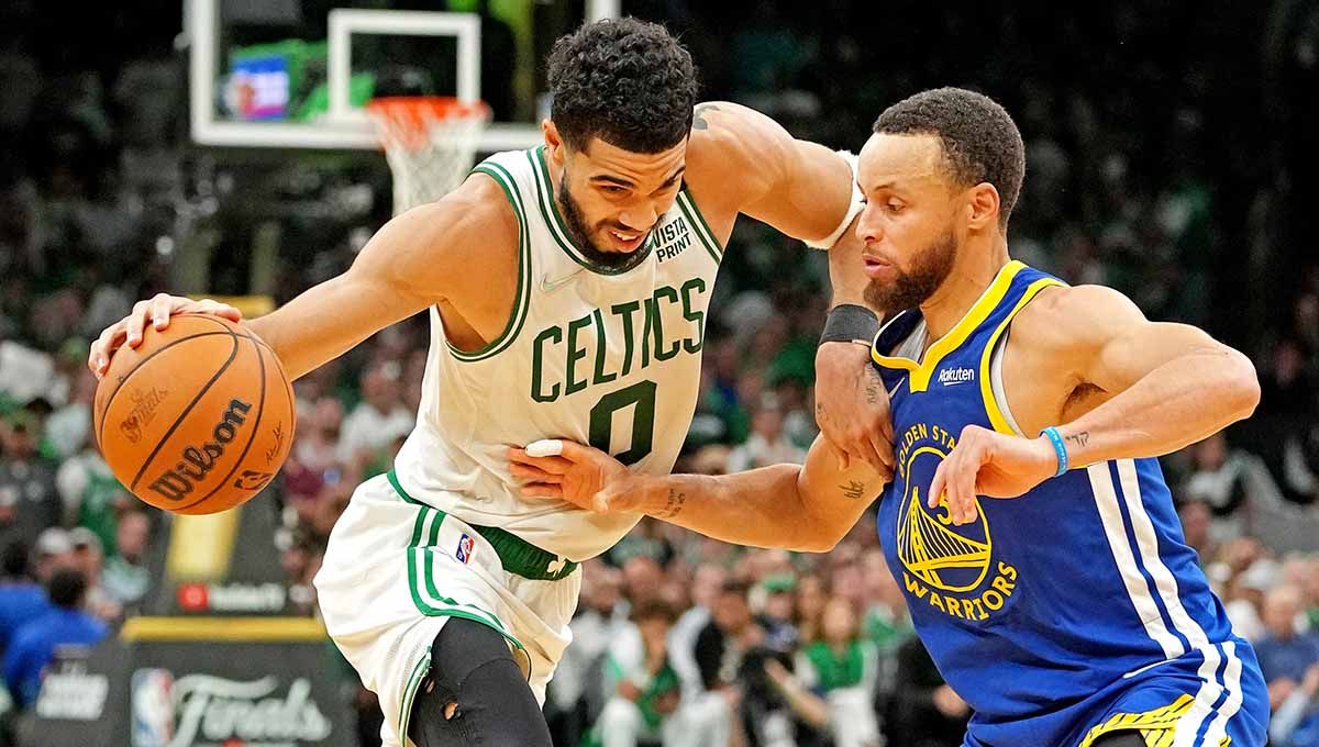 Golden State Warriors berhasil menjadi juara usai memenangi di game 6 NBA Finals 2021-2022 atas Boston Celtics, Jumat (17/06/22). Copyright: © Reuters/Kyle Terada