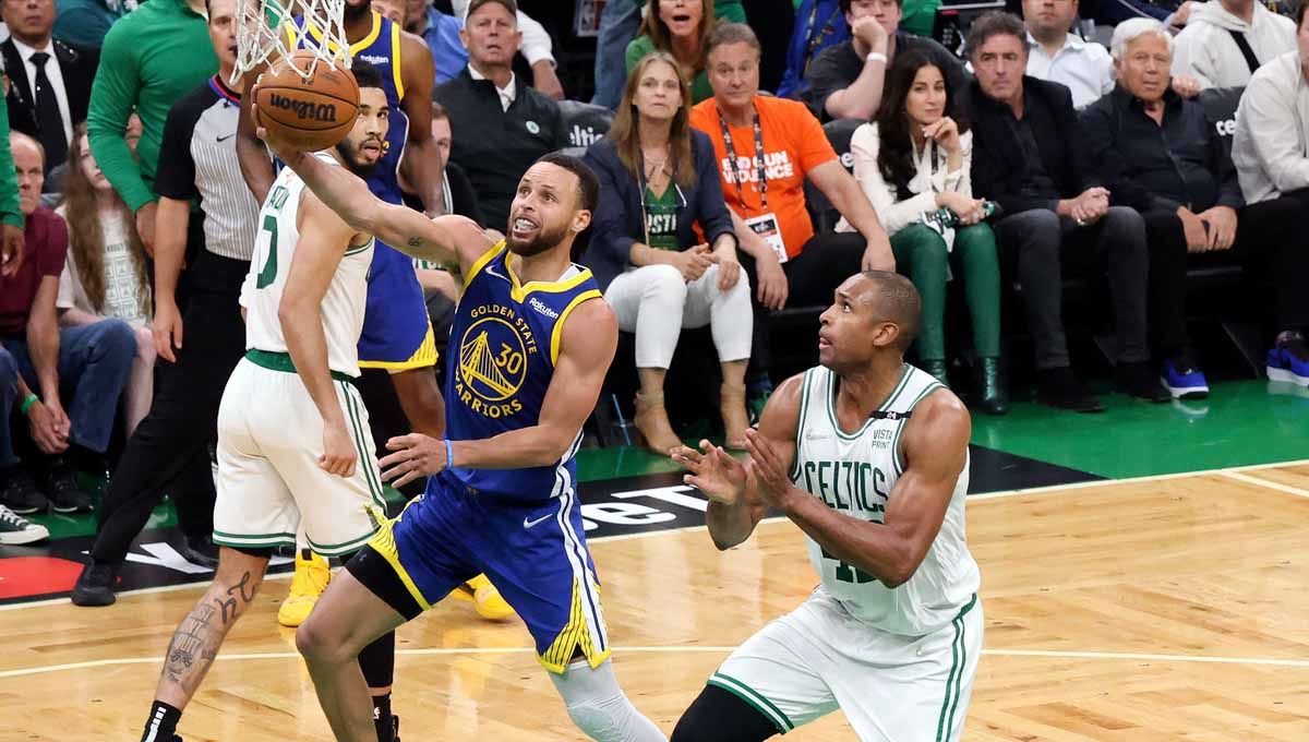 Aksi Stephen Curry di laga antara Boston Celtics vs Golden State Warriors di Final NBA 2022. Foto: Reuters/Paul Rutherford Copyright: © Reuters/Paul Rutherford