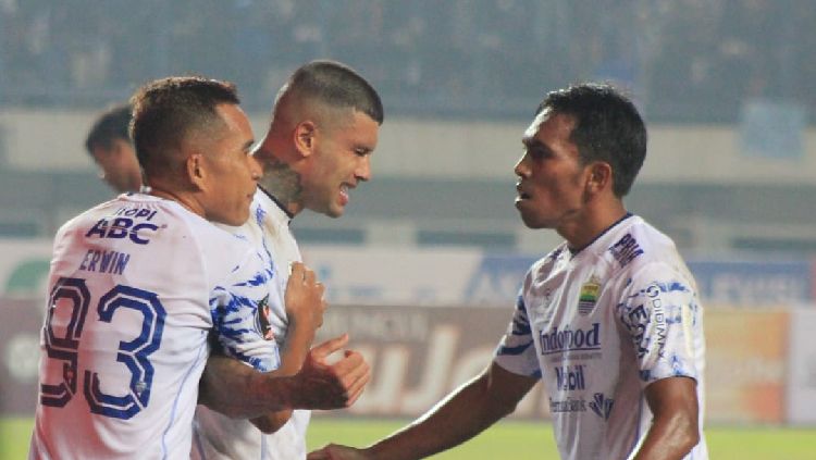 Ciro Alves mendapat dukungan moral dari pendukung cilik Persib Bandung lewat video di Instagram usai alami cedera bahu dari Piala Presiden 2022. Copyright: © INDOSPORT/Arif Rahman