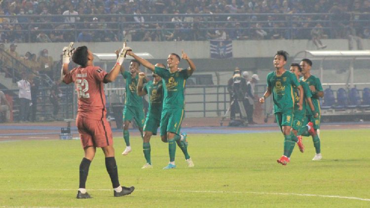 Selebrasi gol pemain Persebaya ke gawang Persib di Piala Presiden 2022 Copyright: © INDOSPORT/Arif Rahman