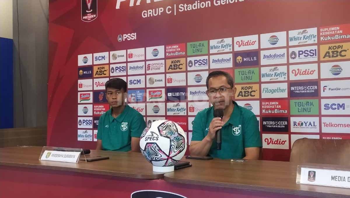 Pelatih Persebaya Surabaya, Aji Santoso, bersama pemainnya Supriadi saat konferensi pers menjelang pertandingan menghadapi Bali United. Copyright: © Arif Rahman/Indosport.com