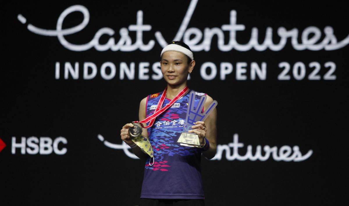 Tunggal putri andalan Chinese Taipei, Tai Tzu-ying saat naik podium Indonesia Open 2022. Copyright: © Herry Ibrahim/INDOSPORT