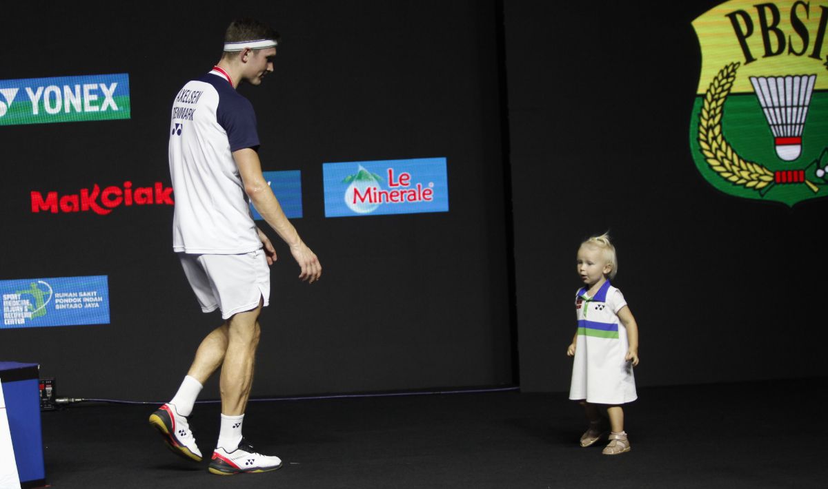 Tunggal putra Denmark, Viktor Axelsen menjemput sang anak, Baby Vega untuk naik ke podium juara Indonesia Open 2022. Copyright: © Herry Ibrahim/INDOSPORT