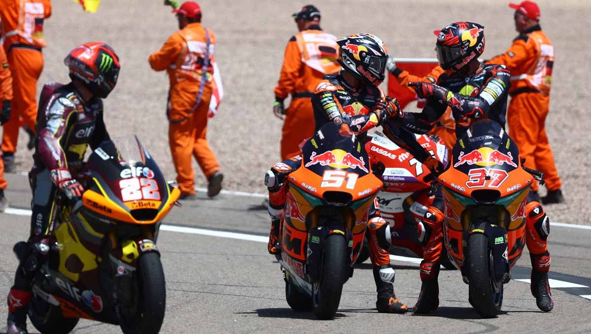 Pebalap Red Bull KTM Ajo Augusto Fernandez melakukan selebrasi usai memenangkan balapan Moto2 dengan pebalap Red Bull KTM Ajo Pedro Acosta. Foto: REUTERS/Lisi Niesner Copyright: © REUTERS/Lisi Niesner