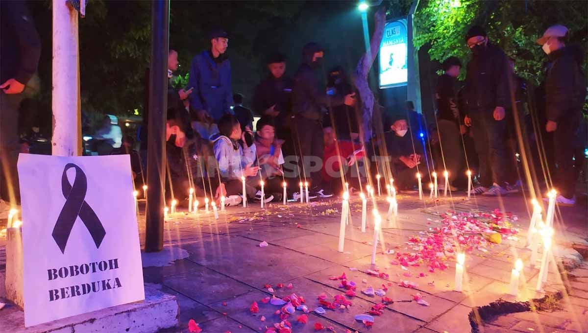 Bobotoh menggelar aksi di Graha Persib, Jalan Sulanjana, Kota Bandung, Minggu (19/06/22) malam. Foto: Arif Rahman/INDOSPORT Copyright: © Arif Rahman/INDOSPORT