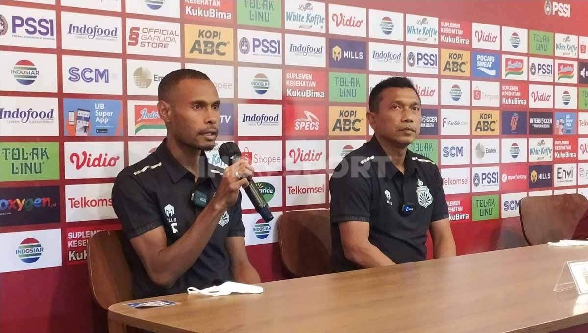 Pelatih Bhayangkara FC, Widodo Cahyono Putro (kanan) bersama pemainnya Ruben Sanadi (kiri). Foto: Arif Rahman/INDOSPORT Copyright: © Arif Rahman/INDOSPORT