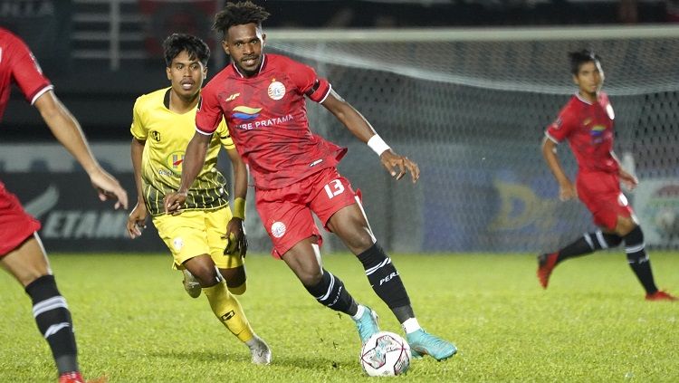 Pemain anyar Persija Jakarta, Barnabas Sobor, melakoni pertandingan dalam lanjutan Piala Presiden 2022. Copyright: © Media Persija Jakarta