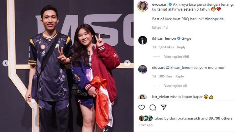 Berhasil foto bareng RRQ Lemon, mantan pro player Mobile Legends EVOS, Winda Lunardi mengaku akhirnya ia bisa pensiun dengan tenang. Copyright: © Instagram @evos.earl