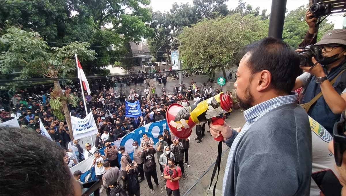 Bobotoh kembali menggelar aksi di Graha Persib, Jalan Sulanjana, Kota Bandung, Selasa (21/06/22). Foto: Arif Rahman/INDOSPORT Copyright: © Arif Rahman/INDOSPORT