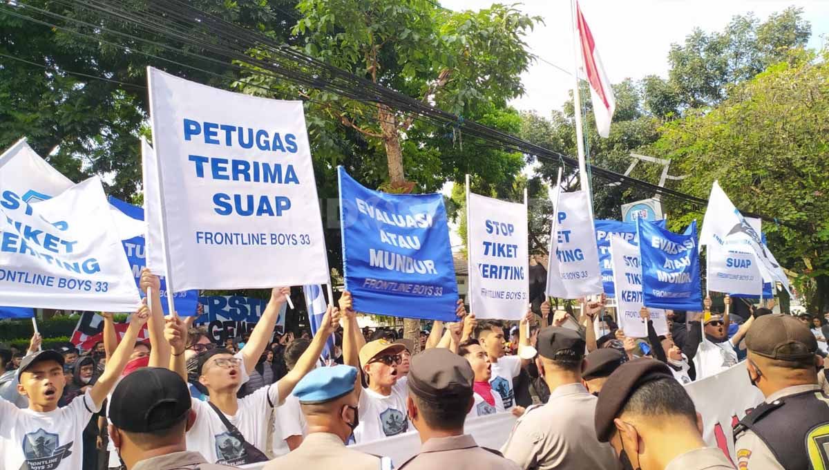 Bobotoh kembali menggelar aksi di Graha Persib, Jalan Sulanjana, Kota Bandung, Selasa (21/06/22). Foto: Arif Rahman/INDOSPORT Copyright: © Arif Rahman/INDOSPORT