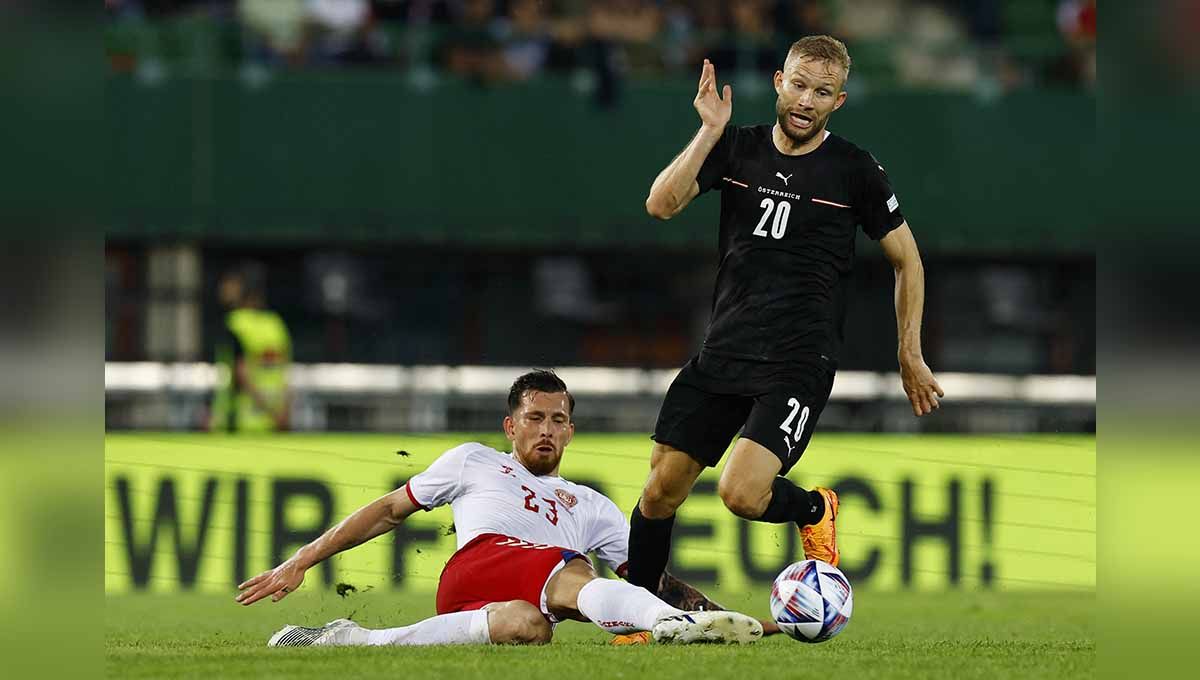 Duel pemain Australia Konrad Laimer dengan pemain Denmark Pierre-Emile Hojbjerg. Foto: REUTERS/Lisa Leutner Copyright: © REUTERS/Lisa Leutner