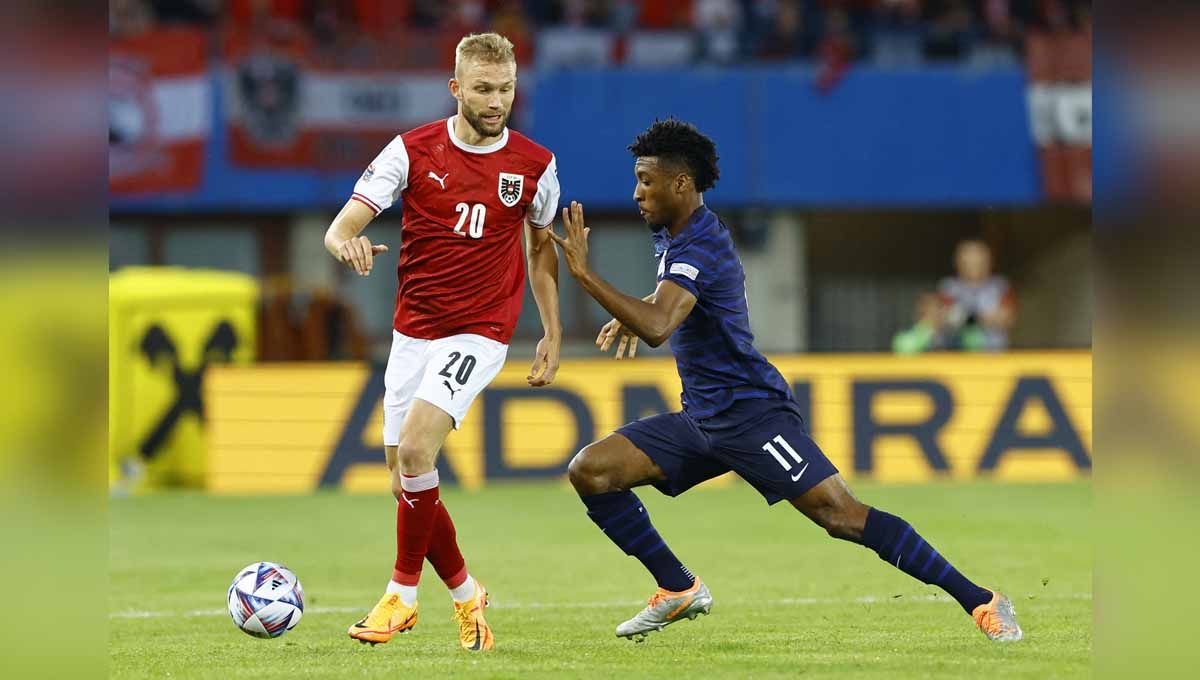 Pemain Australia Konrad Laimer ditahan pergerakan oleh pemain Prancis Kingsley Coman. Foto: REUTERS/Lisa Leutner Copyright: © REUTERS/Lisa Leutner