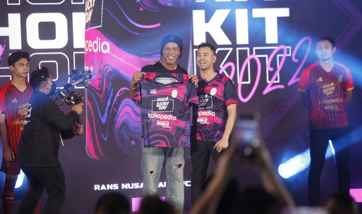 Ronaldinho bersama CEO Rans Nusantara FC, Raffi Ahmad. Copyright: © Herry Ibrahim/INDOSPORT