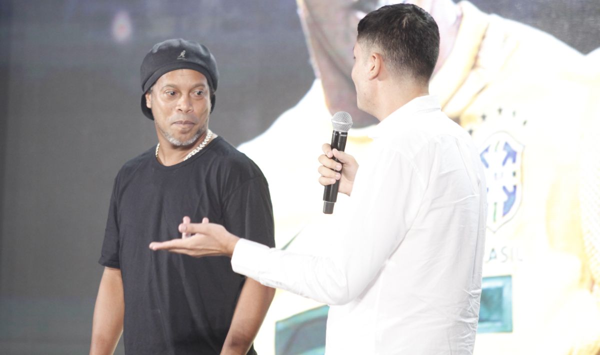 Ronaldinho turut memberikan motivasi kepada sejumlah anak-anak yang punya bakat sepak bola dalam Coaching Clinic, Minggu (26/06/22). Copyright: © Herry Ibrahim/INDOSPORT