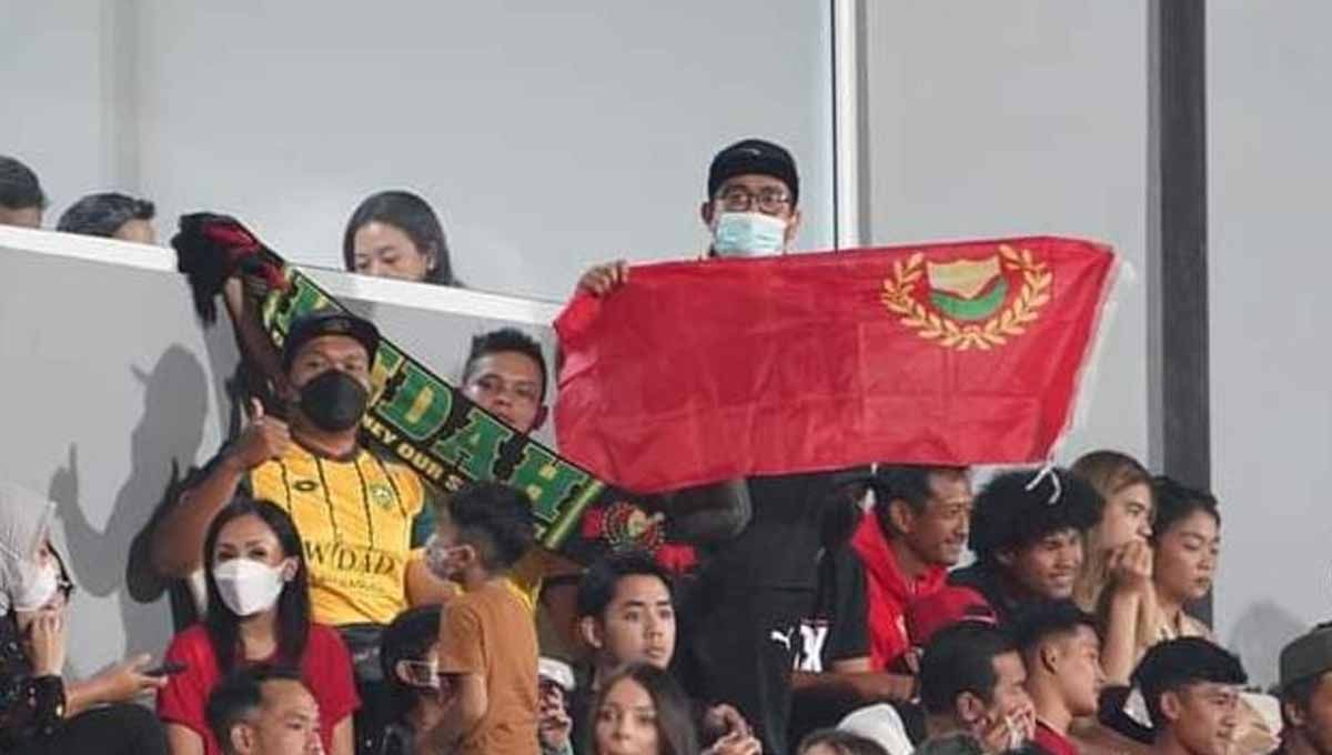 Bagus Kahfi dan Shella Bernadetha menyaksikan laga Bali United, berdampingan dengan suporter Kedah Darul Aman. Foto: Kedah Darul Aman Copyright: © Kedah Darul Aman