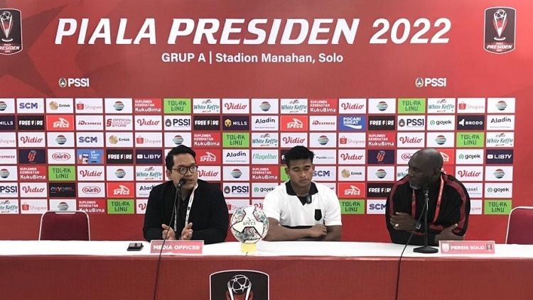 Pelatih Persis Solo, Jacksen F Tiago dalam konferensi pers.(Prabowo/INDOSPORT) Copyright: © Prabowo/INDOSPORT