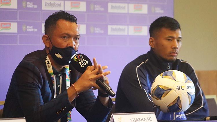 Pelatih Visakha FC, Meas Channa dalam jumpa pers bersama Thierry Chantha. Copyright: © Nofik Lukman Hakim/INDOSPORT