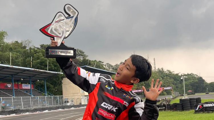 Pebalap cilik, Abyan Aqila juara 1 pada Kejuaraan Nasional Gokart Eshark Rok Cup putaran ke empat yang diadakan di Sentul Karting International Circuit, Minggu (26/6).   Copyright: © Dok. Abyan Aqila