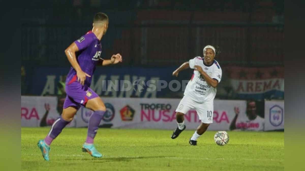 Aksi Ronaldinho (kanan) saat Rans Nusantara vs Persik Kediri. Foto: Ian Setiawan/INDOSPORT Copyright: © Ian Setiawan/INDOSPORT