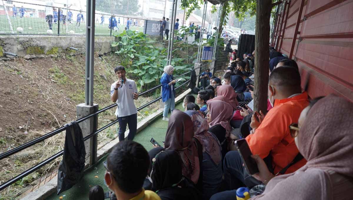 Pemain Persib berbagai ilmu sepakbola dengan Bobotoh cilik di Lapangan Soccer Republic, Kota Bandung, Minggu (26/06/22). Foto: Media officer Persib Copyright: © Media officer Persib