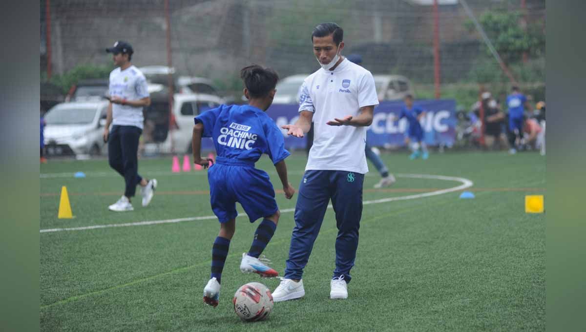 Pemain Persib berbagai ilmu sepakbola dengan Bobotoh cilik di Lapangan Soccer Republic, Kota Bandung, Minggu (26/06/22). Foto: Media officer Persib Copyright: © Media officer Persib