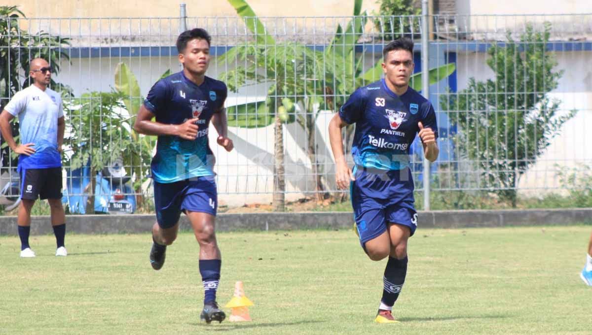 Pemain anyar Persib Bandung, Rachmat Irianto (kanan), latihan perdana bersama tim di Stadion Persib, Jalan Ahmad Yani, Kota Bandung, Senin (27/06/22). Foto: Arif Rahman/INDOSPORT Copyright: © Arif Rahman/INDOSPORT