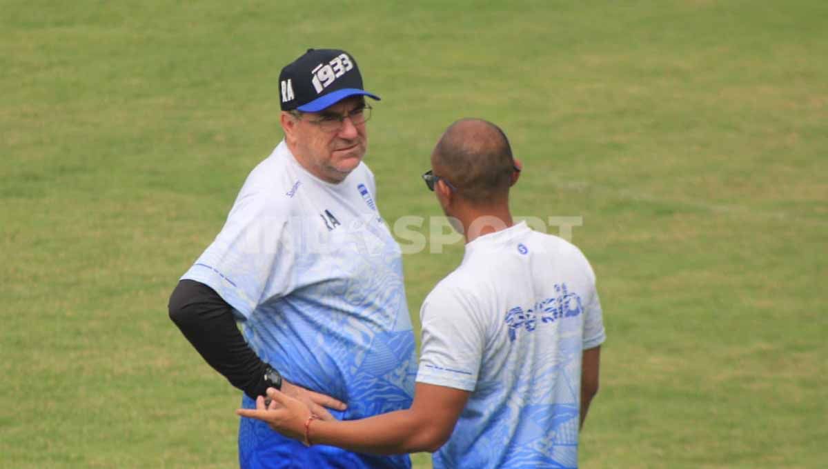 Pelatih Persib, Robert Rene Alberts, saat memimpin latihan di Stadion Persib, Jalan Ahmad Yani, Kota Bandung, Senin (27/06/22). Foto: Robert Rene Alberts Copyright: © Arif Rahman/INDOSPORT