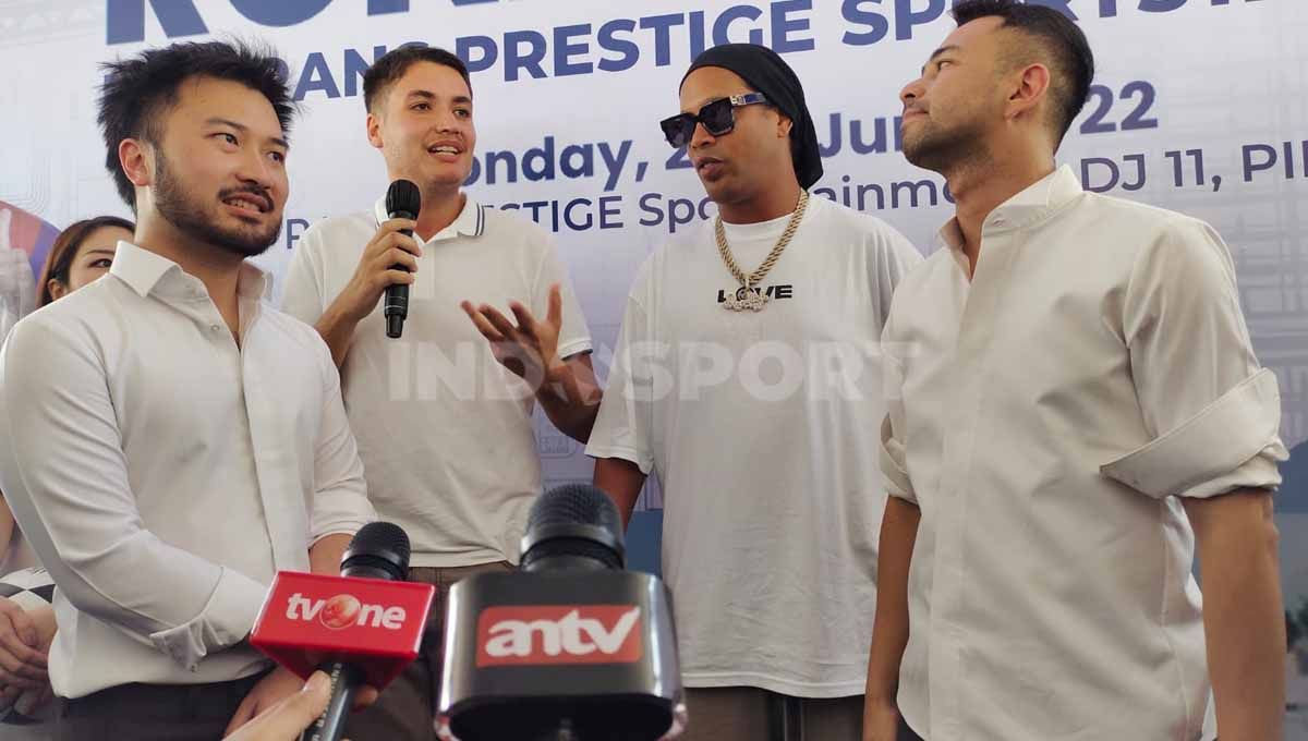 Legenda sepak bola asal Brasil, Ronaldinho menyambangi lokasi pembangungan Sport Center RANS Nusantara. Foto: Zainal Hasan/INDOSPORT Copyright: © Zainal Hasan/INDOSPORT