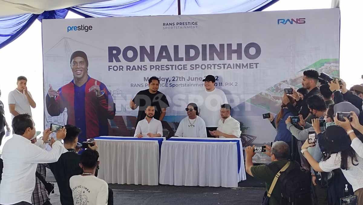 Legenda sepak bola asal Brasil, Ronaldinho menyambangi lokasi pembangungan Sport Center RANS Nusantara. Foto: Zainal Hasan/INDOSPORT Copyright: © Zainal Hasan/INDOSPORT