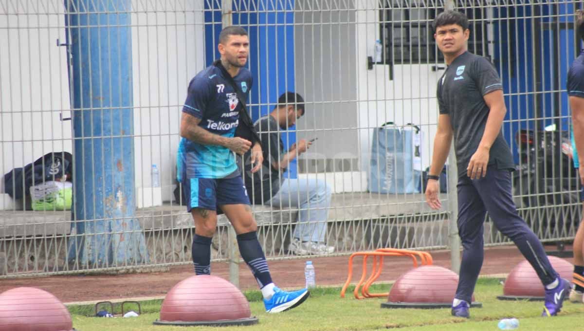 Ciro Alves (kiri) berlatih terpisah didampingi fisioterapis Persib, Benidektus Adi Prianto di Stadion Persib, Jalan Ahmad Yani, Kota Bandung, Senin (27/06/22). Copyright: © Arif Rahman/INDOSPORT