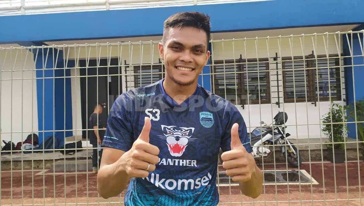 Pemain anyar Persib Bandung, Rachmat Irianto, seusai latihan perdana bersama tim di Stadion Persib, Jalan Ahmad Yani, Kota Bandung, Senin (27/06/22). Copyright: © Arif Rahman/INDOSPORT