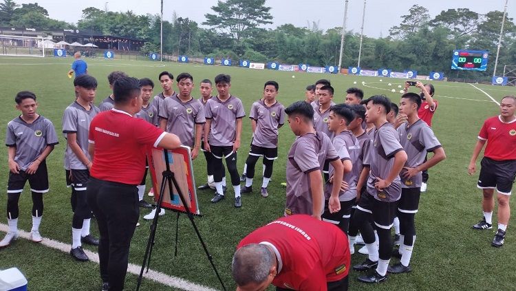 Timnas Brunei Darussalam U-16 berlatih di ATG Sentul, Senin (27/6/22). Copyright: © Indra Citra Sena/INDOSPORT