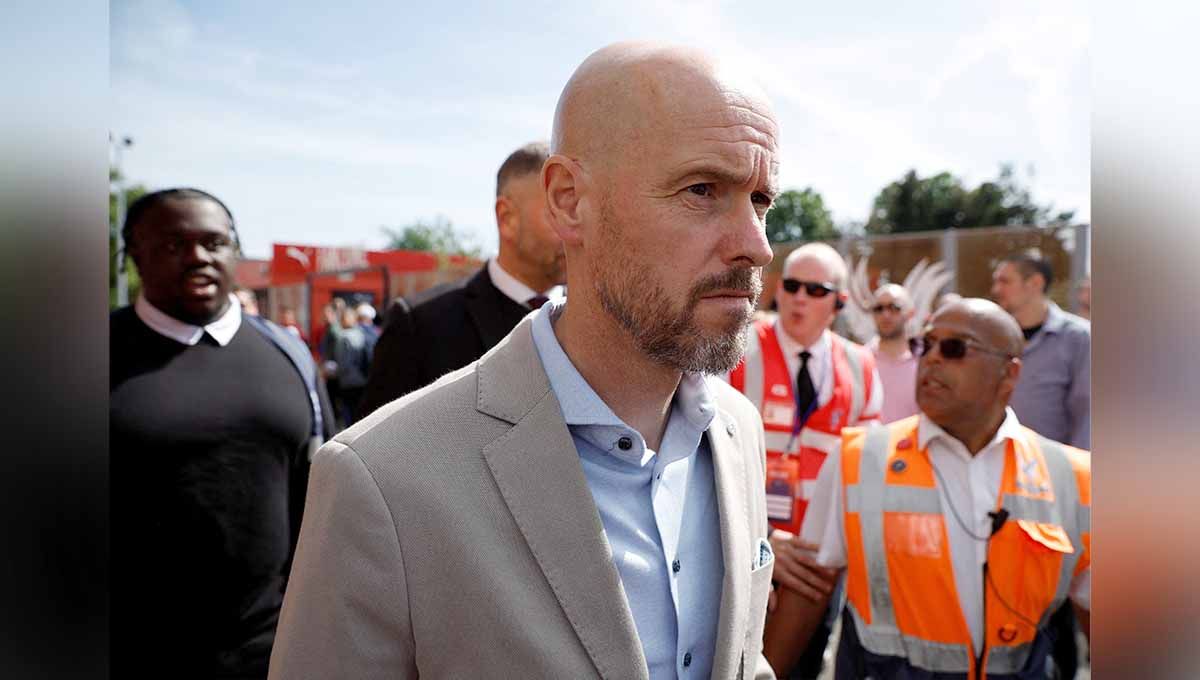 Erik ten Hag melakukan gebrakan saat sesi latihan Manchester United. Foto: Reuters/John Sibley. Copyright: © Reuters/John Sibley