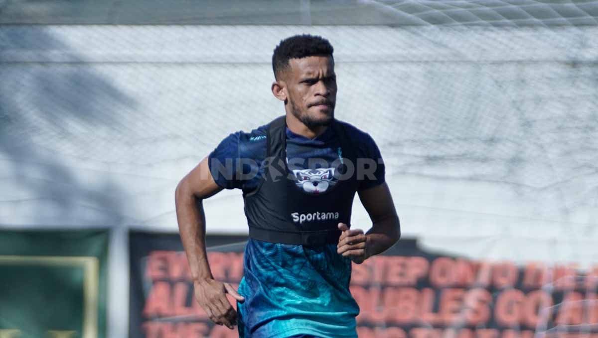 Ricky Kambuaya saat latihan perdana bersama tim Persib Bandung, di Lapangan Soccer Republic, Kota Bandung, Selasa (28/06/22). Foto: Arif Rahman/INDOSPORT Copyright: © Arif Rahman/INDOSPORT