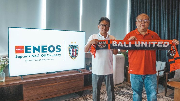 Presiden Direktur PT Nippon Oil Indonesia, Tanaka Nobutoshi, bersama CEO Bali United, Yabes Tanuri. Foto: Bali United Copyright: © Bali United