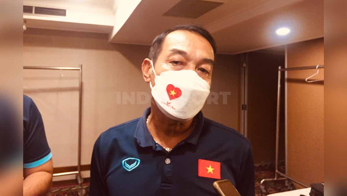 Pelatih Vietnam, Dinh The Nam soal lawan Indonesia dan pemain yg diwaspadai. Foto: Petrus Manus Da'Yerimon/INDOSPORT Copyright: © Petrus Manus Da'Yerimon/INDOSPORT