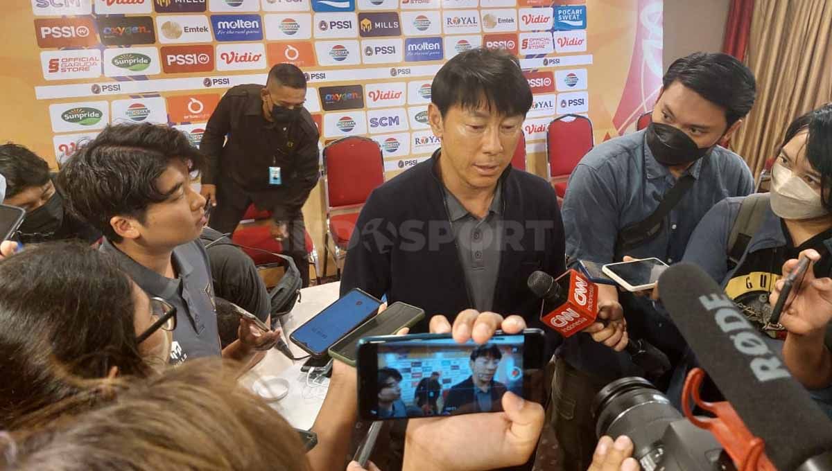 Pelatih Timnas Indonesia U-19, Shin Tae-yong, angkat suara terkait keluhan Timnas Vietnam perihal Stadion Candrabhaga di Bekasi. Foto: Zainal Hasan/INDOSPORT Copyright: © Zainal Hasan/INDOSPORT