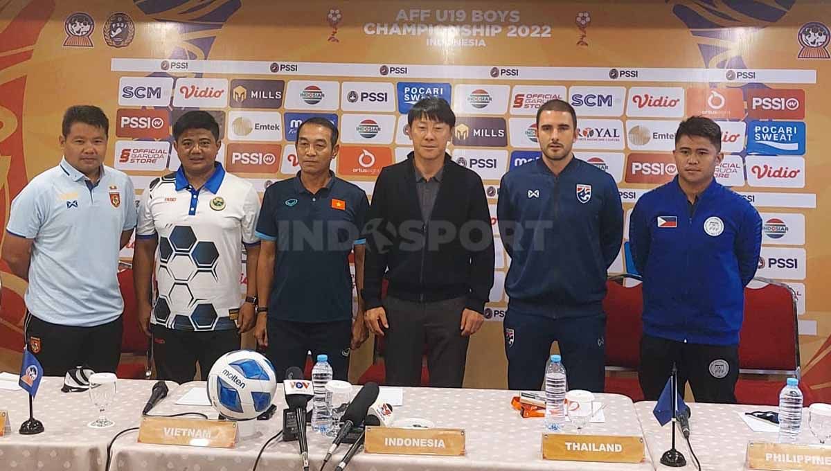 Para pelatih Timnas Myanmar, Brunei, Vietnam, Indonesia, Thailand dan Pilipina jelang Piala AFF U-19 2022.  Copyright: © Zainal Hasan/INDOSPORT