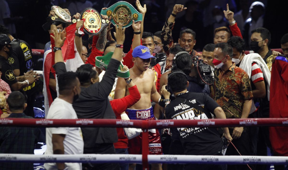 Petinju Indonesia, Daud Jordan mengalahkan petinju Thailand, Panya Uthok pada ronde ke-6 di Balai Sarbini, Jakarta, Jumat (01/07/22). Copyright: © Herry Ibrahim/INDOSPORT